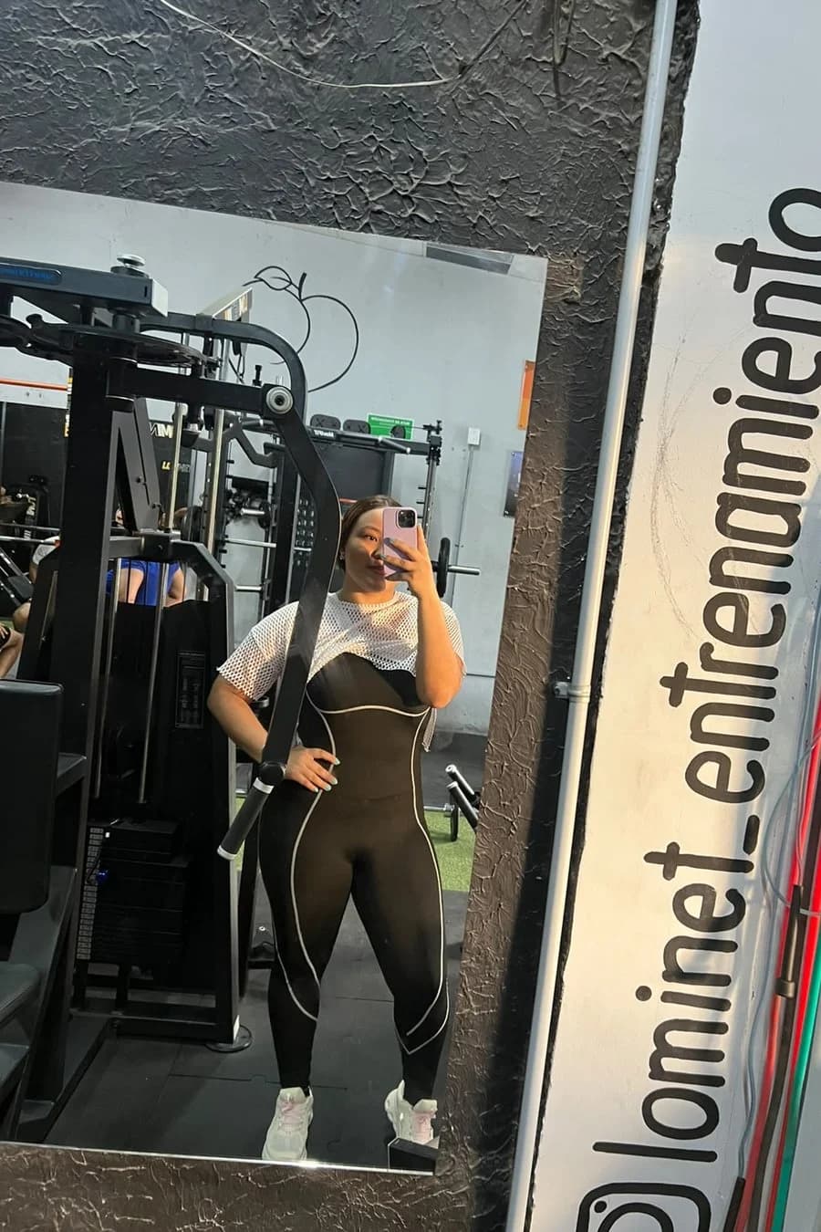 Mujer lista para entrenar con ropa deportiva Alena