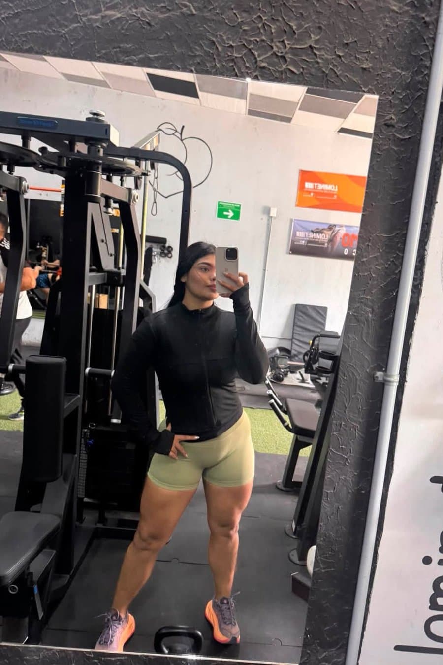 Clienta entrenando con ropa Alena
