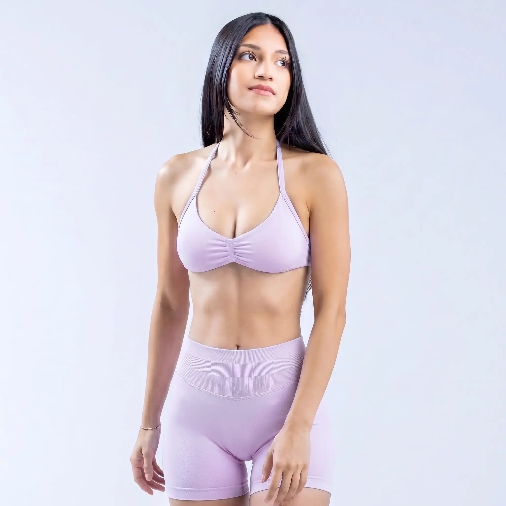 Conjunto deportivo Vega lila, top corto con copas y tira al cuello y short de tiro alto