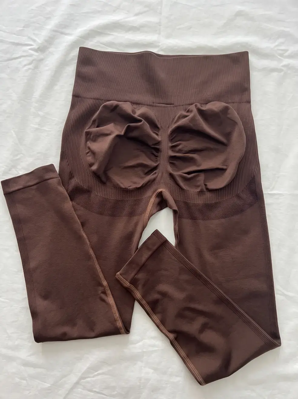 Licra Alcor push up color café, vista de espalda con fruncido