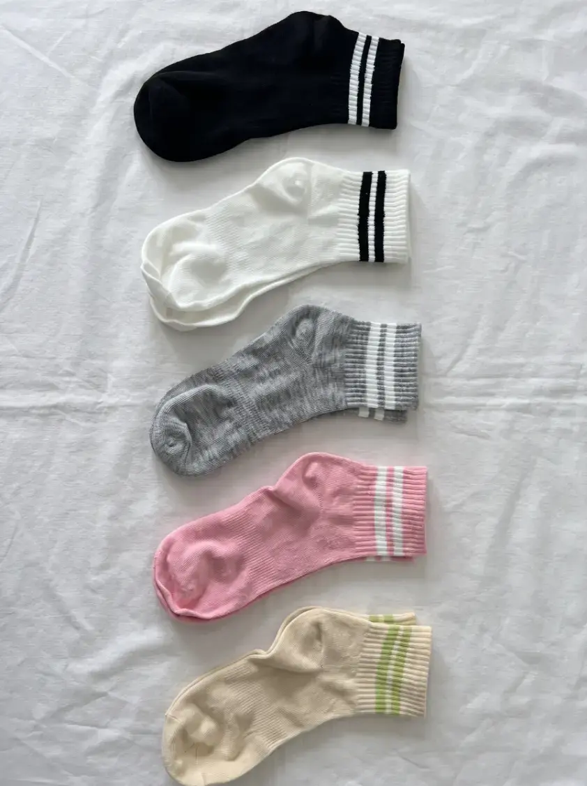 Medias Géminis con rayas en negro, blanco, gris, rosa y crema