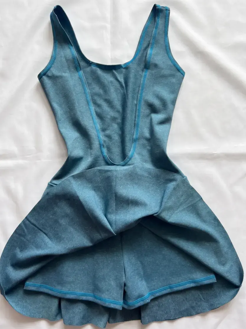 Vestido Lyn con short interno, vista de espalda