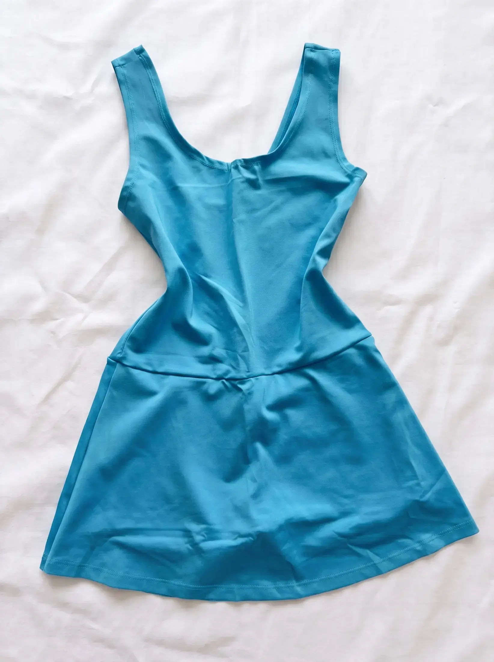Vestido Nunki con short color azul petróleo