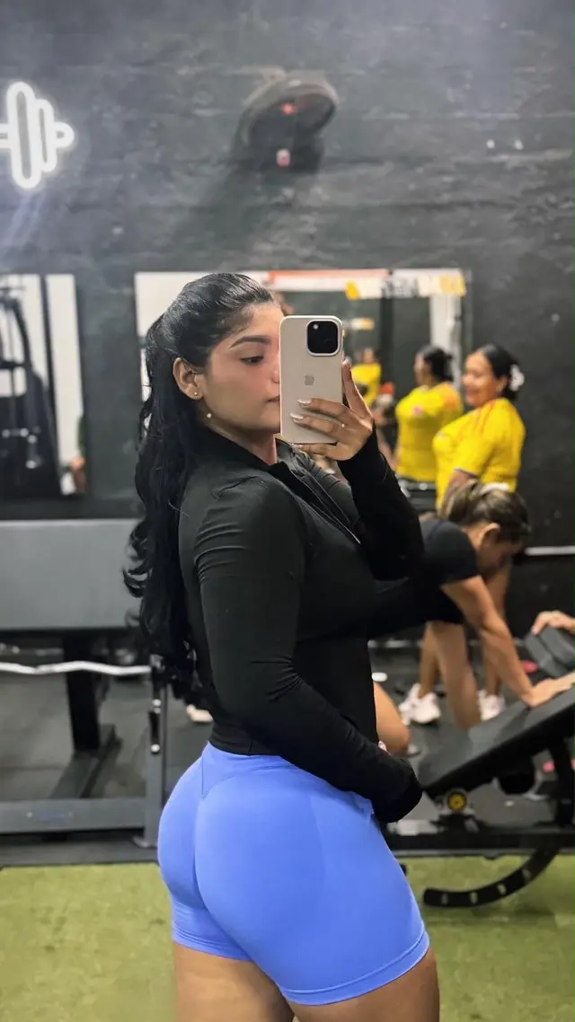 Clienta de Alena en el gym con el Short Nébula azul rey y la Chaqueta Boreal negra