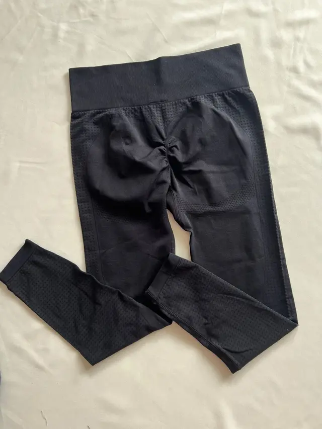 Licra push up negra larga vista de espalda, con fruncido atrás y tejido de puntitos