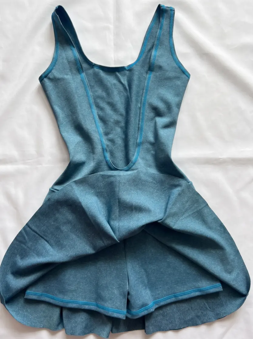 Vestido Lyn con short interno, vista de espalda
